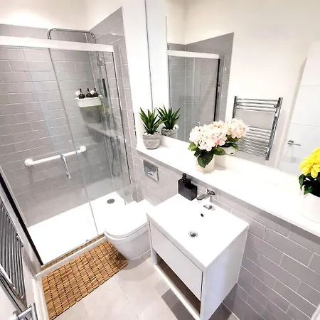 Comfy Cabot Circus Flat Sleeps 4